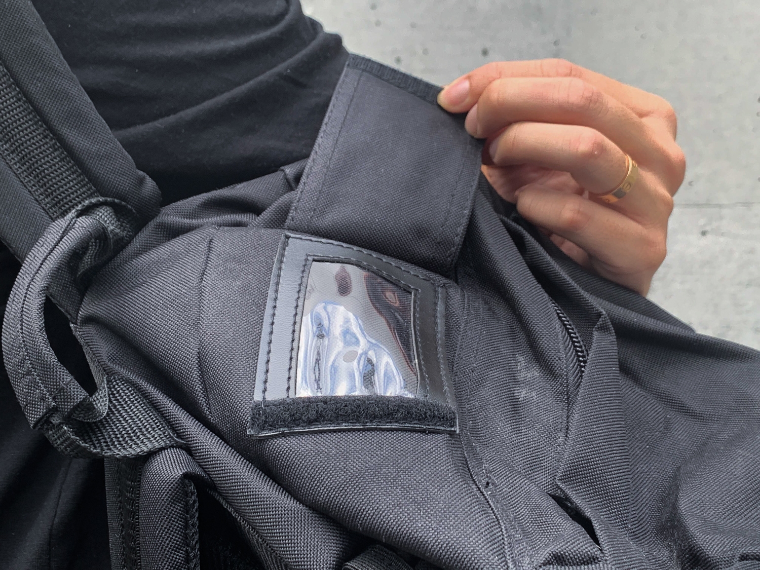 This ID display that can be concealed with a flap is a signature of military backpacks.