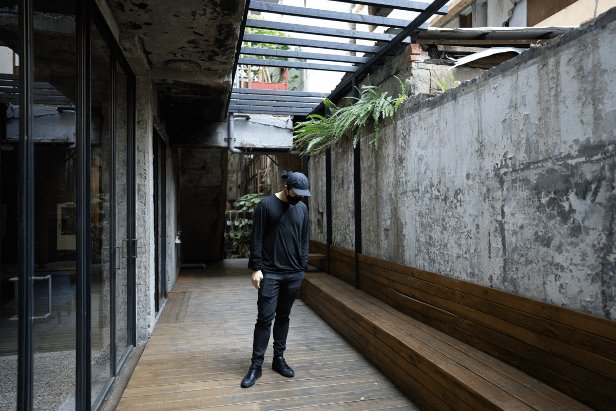 Outlier Supermarine Cap, Airinum Mask, Outlier Dreamweight Raw Cut LS, and Svensson Classic Low.