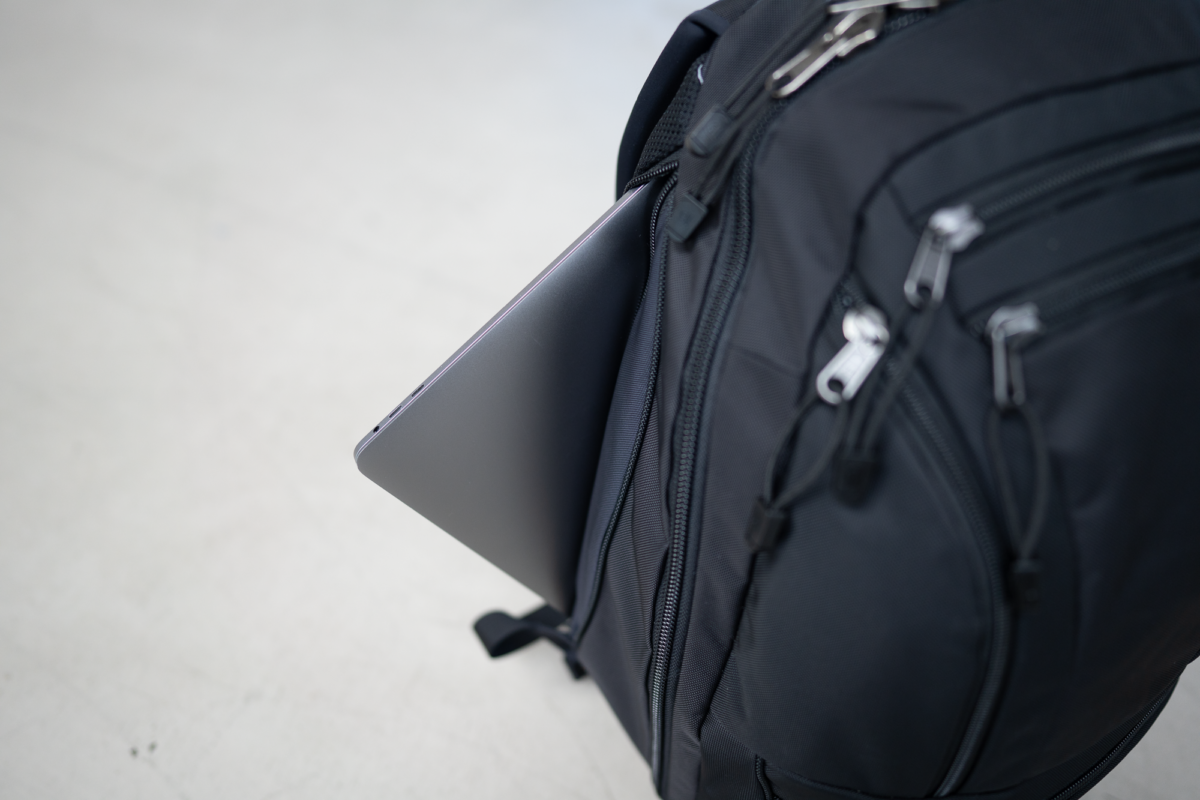 I was most excited to try out the laptop compartment for this TOM BIHN Synik 30 review.