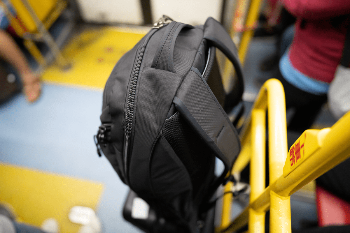 Giving the rolling luggage handle slot a go for this TOM BIHN Synik 30 review.