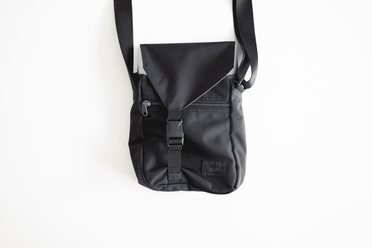 The small Cafe Bag with a 13-inch Macbook Pro.