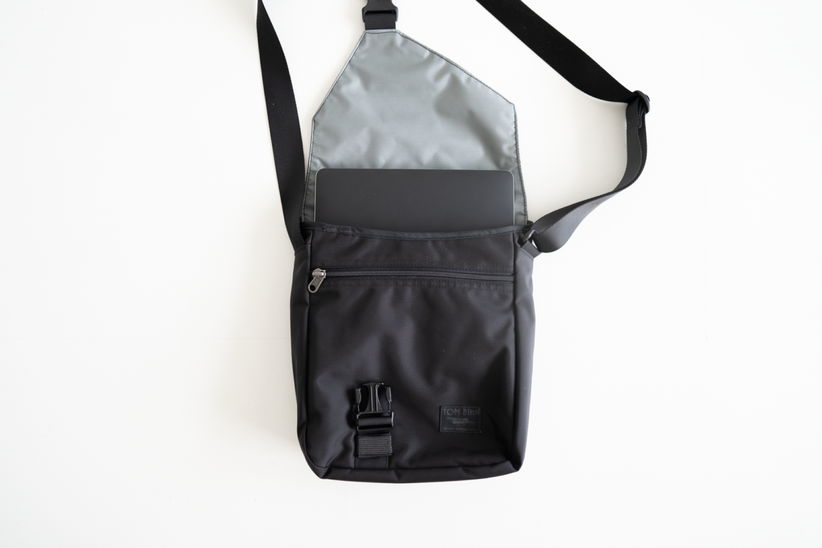 The medium Cafe Bags fits a 16-inch Macbook Pro.