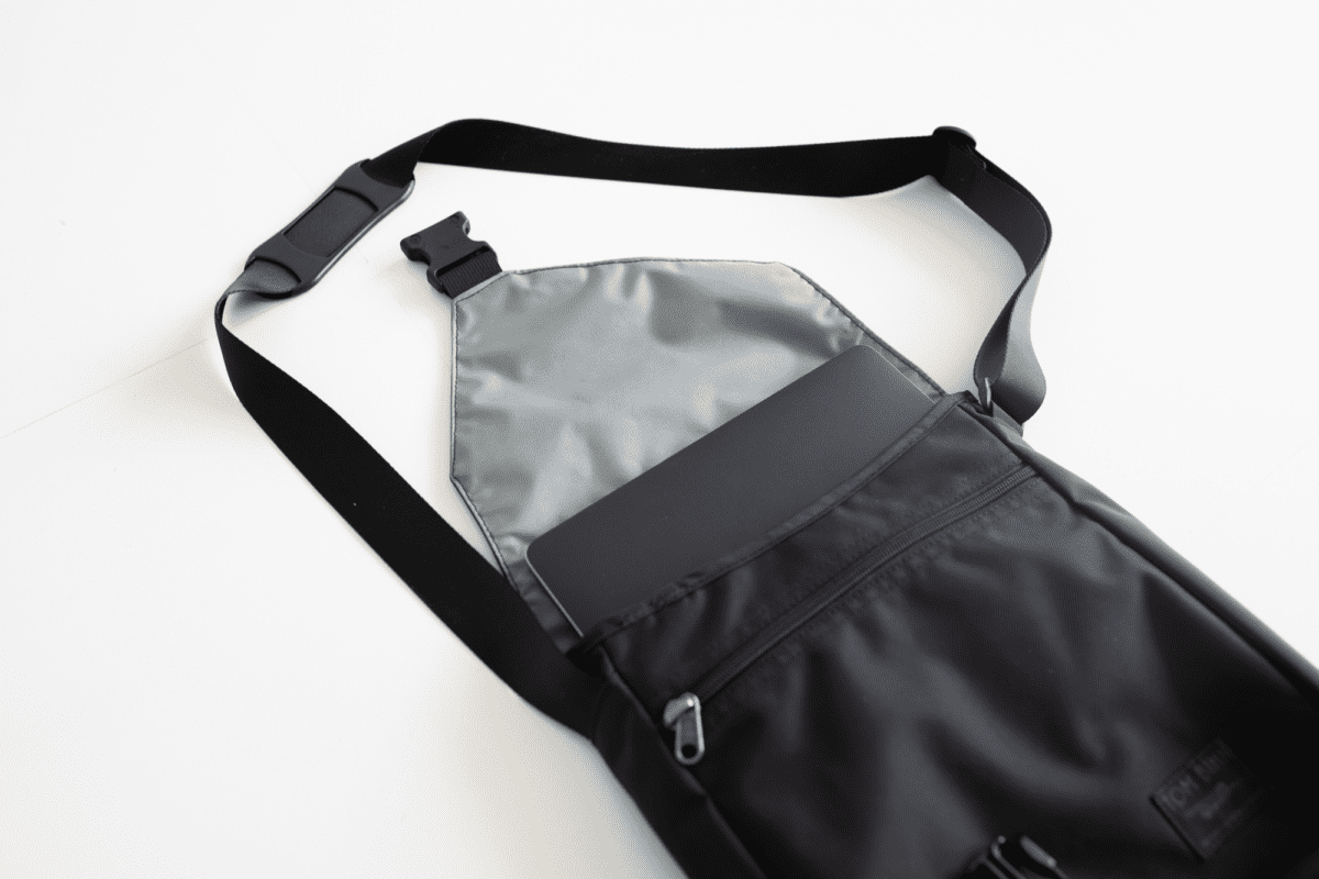 The medium Cafe Bags fits a 16-inch Macbook Pro.