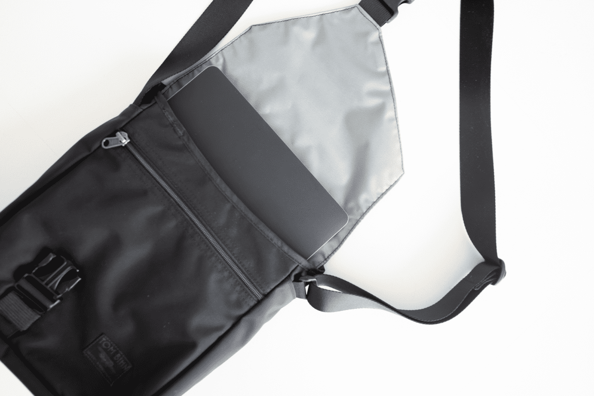 The medium Cafe Bags fits a 16-inch Macbook Pro.